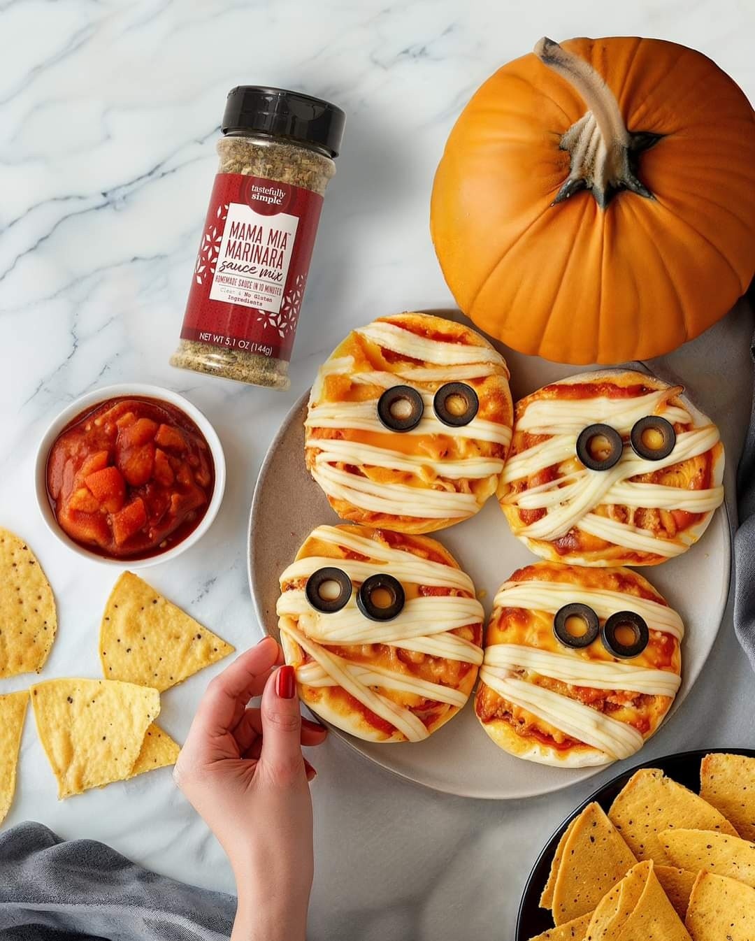🎃Mama Mia Mummies!  Super fun for Halloween! 👻

 #mealplanningwithheather #TastefullySimple #eatathome #ilovefood #TeamFireworks #weeklymenu #menufortheweek #mealprep #mealprepclass #mealplan #onepanmeal #onepotmeal #familyfriendlymeal